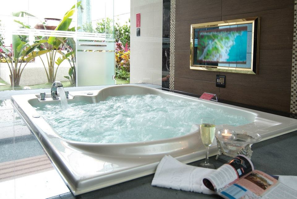 多功能幻彩按摩浴缸